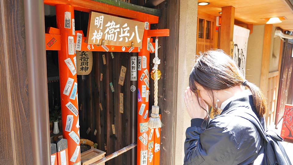 京都 河原町的隱藏小景點 祭拜狸貓神的 八兵衛明神 神社 惊奇日本蒐發你